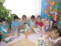  С книгой будем мы дружить в библиотеку приходит