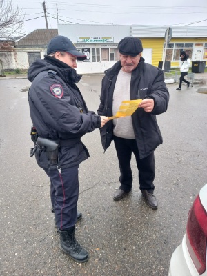В Брюховецком районе полицейские раздали местным жителям профилактические памятки с рекомендациями как не попасться на уловки злоумышленников