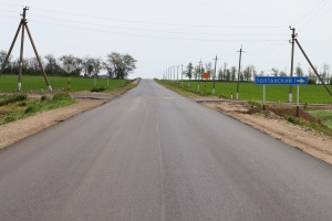 В Брюховецком районе ремонтируют дорогу 