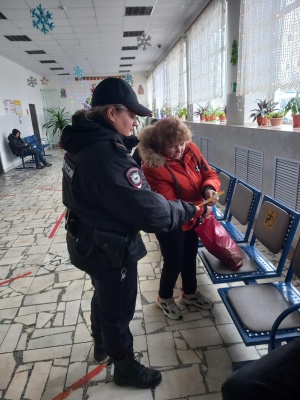 В Брюховецком районе сотрудники полиции провели акцию «Госуслуги - это проще, чем кажется»!
