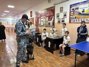 Брюховецкие кинологи-полицейские показали детям мастерство и выучку служебных собак