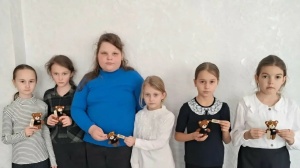 Воспитанники "Юности" передали гостинцы бойцам