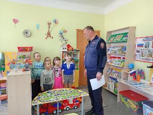 Брюховецкие автоинспекторы проводят беседы в школах и детских садах в рамках профилактической акции «Внимание-дети!»