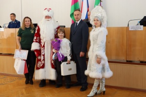 Награды за мужество и воспитание: в районе чествовали юную поэтессу и мать героя