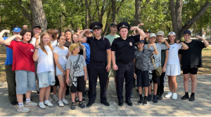 В Брюховецеком районе полицейские и общественники приняли участие в акции «Зарядка со стражем порядка»