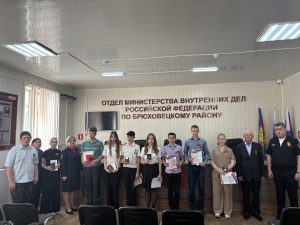 Юным брюховчанам торжественно вручили паспорта граждан России