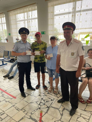 В Брюховецком районе сотрудники патрульно-постовой службы и представители казачества продолжают разъяснять жителям меры безопасности при дистанционном мошенничестве