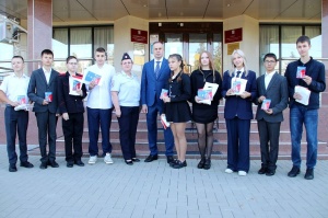 Полицейские торжественно вручили первые паспорта юным брюховчанам в день района