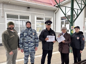 Полицейские Брюховецкого района раздали памятки и рассказали брюховчанам о мошенниках