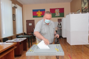Глава Брюховецкого района Владимир Мусатов принял участие в голосовании по поправкам в Конституцию РФ