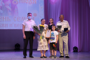 В Брюховецком районе супружеские пары наградили медалью «За любовь и верность»