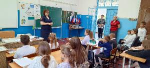 Инспектор по пропаганде БДД Госавтоинспекции Брюховецкого района провел профилактические беседы со школьниками в преддверии летних каникул.