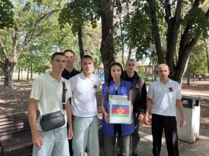 Волонтеры провели акцию "Символ единства"
