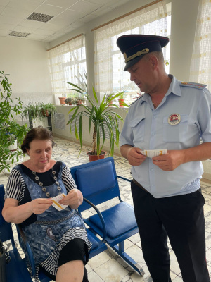 Сотрудники полиции продолжают проведение профилактических бесед с жителями Брюховецкого района