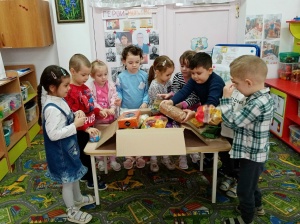 Юные брюховчане приготовили гостинцы для бойцов СВО