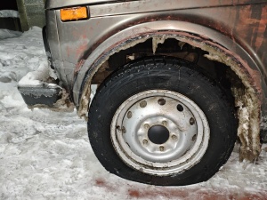 В Брюховецком районе местный житель из мести повредил автомобильные колеса