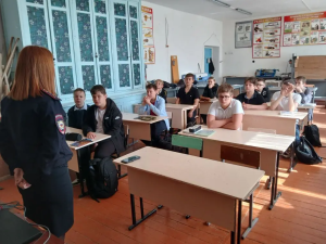 Полицейские Брюховецкого района встретились с учащимися школы