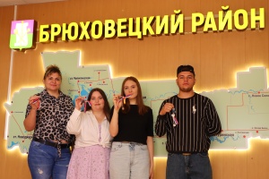 Ключи от собственного жилья получили четверо брюховчан