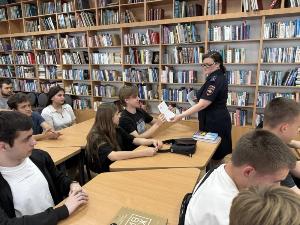 Госавтоинспекция Брюховецкого района совместно с центральной библиотекой провели акцию «Я соблюдаю ПДД!»