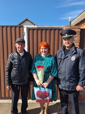 В Брюховецком районе правоохранители поздравили с весенним праздником супругу полицейского, находящегося в служебной командировке