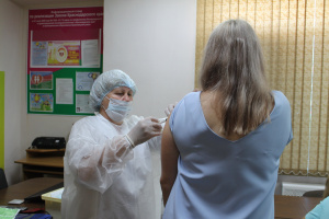 От COVID-19 вакцинировались сотрудники администрации Брюховецкого района