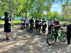Госавтоинспекция Брюховецкого района проводит беседы с юными велосипедистами