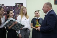 Владимир Мусатов поздравил команду КВН «Пушкинские лухари» с победой в школьной лиге КВН 