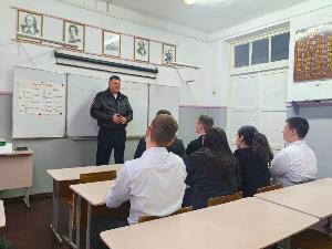 Руководитель ГИБДД провел беседу с учениками старших классов