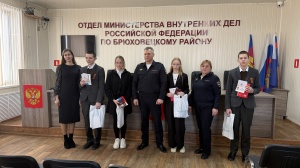  Полицейские Брюховецкого района вручили первые паспорта несовершеннолетним ребятам