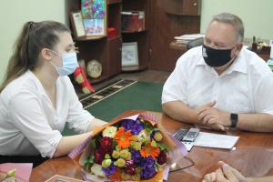 Владимир Мусатов поздравил выпускницу-стобальницу