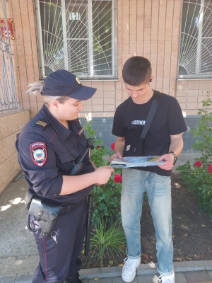 Полицейские раздали жителям Брюховецкого района листовки по профилактике мошенничества