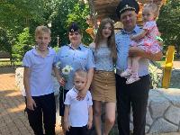 В Отделе МВД России по Брюховецкому району молодую семью с праздником поздравили коллеги