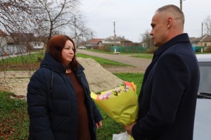Глава района поздравил с Днём матери Наталью Качурину из Батуринской