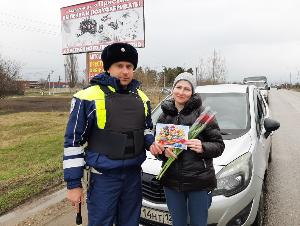 Сотрудники Госавтоинспекции Брюховецкого района провели акцию «Цветы для автоледи»