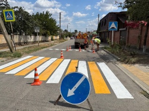 В сельских поселениях Брюховецкого района обновляют дорожную разметку
