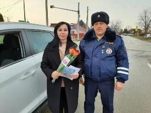 Сотрудники Госавтоинспекции Брюховецкого района провели акцию «Цветы для автоледи»
