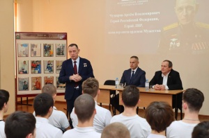 Герой России Артем Чумаров встретился со студентами 