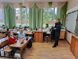 Брюховецкие полицейские проводят беседы с учащимися 