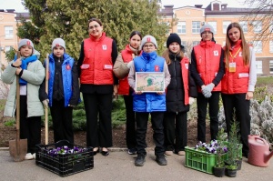 Школьники СОШ 3 высадили "Сад памяти"