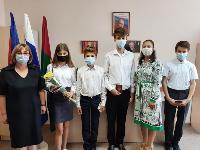 Юные брюховчане получили паспорта в преддверии Дня Государственного флага Российской Федерации 