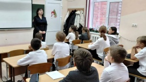 Инспектор ОПДН напомнила школьникам СОШ № 20 о правилах безопасности в преддверии Нового года