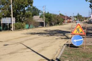 В станице Брюховецкой ремонтируют дорогу на улице Ленина