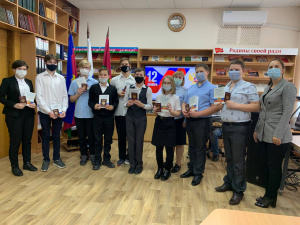 Полицейские и общественники торжественно вручили паспорта юным жителям Брюховецкого района