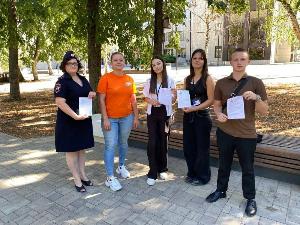 Госавтоинспекция Брюховецкого района совместно с отделом по делам молодежи проводят беседы о соблюдении Правил дорожного движения
