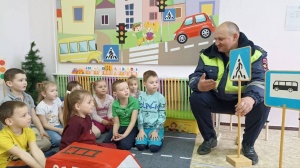 Дошколята изучают дорожные знаки