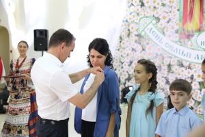 Вениамин Кондратьев вручил медаль «Родительская доблесть» 15 многодетным семьям Кубани