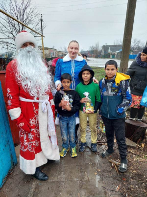 В Брюховецком районе полицейский Дед Мороз поздравил детей с наступающим Новым годом