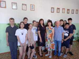 Полицейские Брюховецкогорайона в рамках оперативно-профилактического мероприятия «Подросток-игла» встретились со школьниками