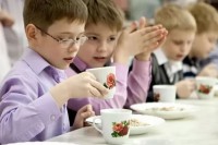 Учеников 1-4 классов в России будут кормить бесплатно