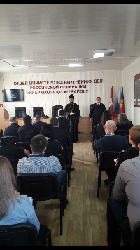 В рамках служебно-боевой подготовки Брюховецкие полицейские встретились с представителями Русской Православной Церкви